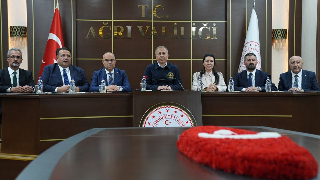 İçişleri Bakanı Ali Yerlikaya Ağrı'da Vatandaşlarla Çay İçti ve STK Temsilcileriyle Görüştü