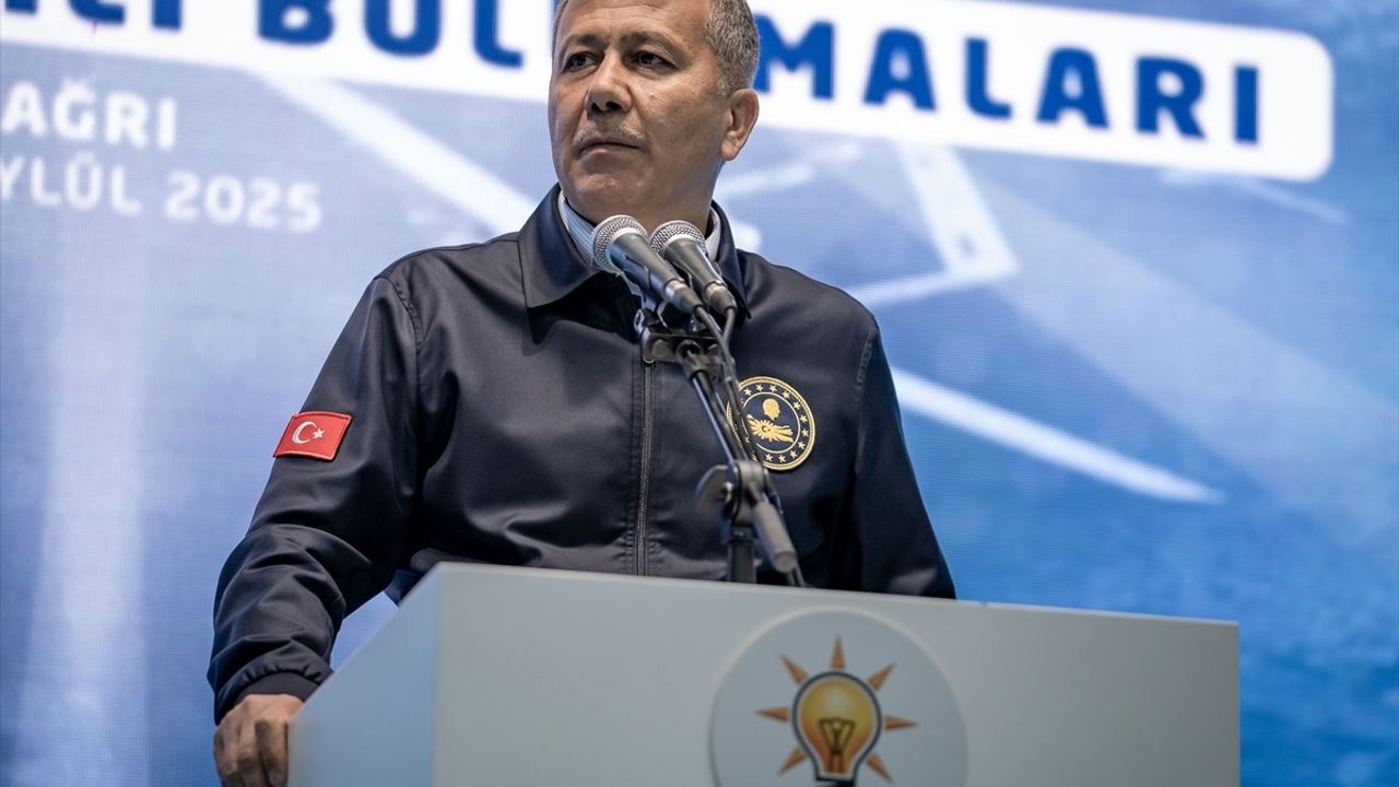 İçişleri Bakanı Yerlikaya'nın Ağrı'daki 'Türkiye Yüzyılı' Konuşması: Demokrasi, Güvenlik ve Yatırımlar