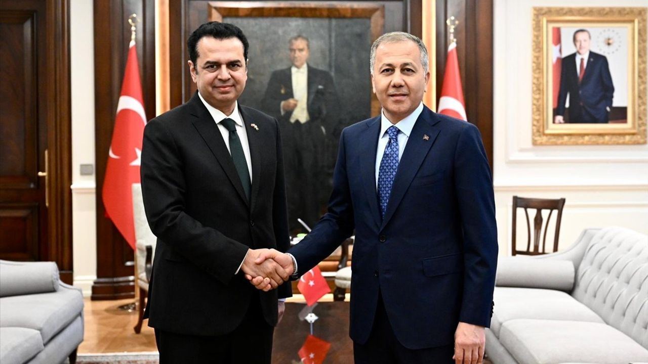 İçişleri Bakanı Yerlikaya, Pakistanlı Bakan Talal Chaudhry ile Bakanlıklararası İşbirliğini Görüştü