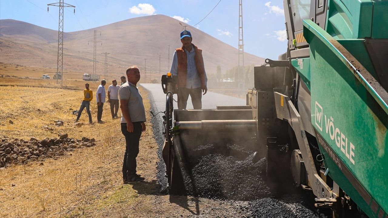 Iğdır'da kış öncesi yaklaşık 300 km'lik kırsal yol ağında asfalt ve bakım çalışmaları