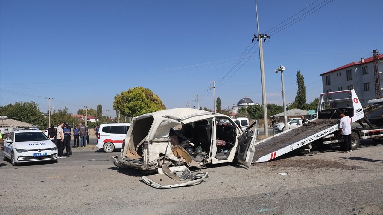 Iğdır'da özel harekat aracı ile minibüs çarpıştı: 1'i polis, 4 yaralı
