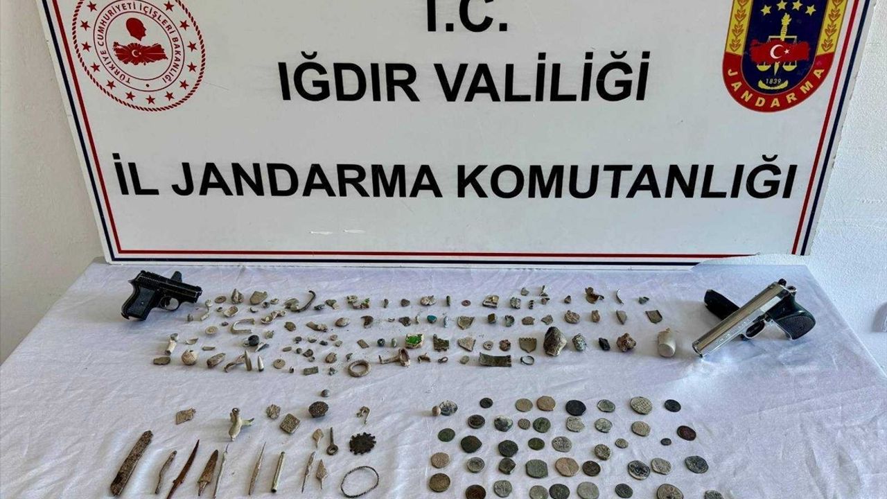 Iğdır'da tarihi eser operasyonu: Tuzluca adresinde 44 sikke, 136 obje ve 2 ruhsatsız tabanca ele geçirildi
