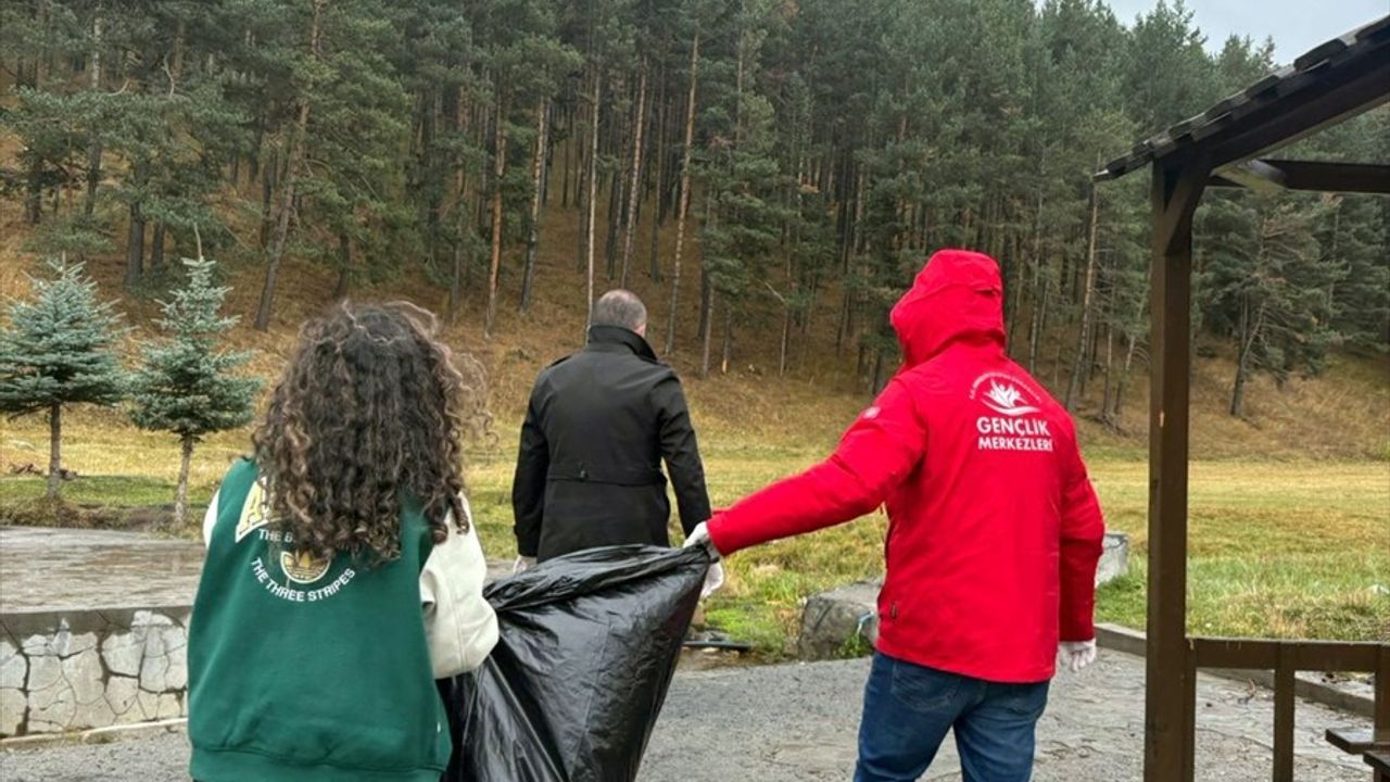 Iğdır ve Kars'ta gençler Dünya Temizlik Günü'nde çevre temizliği yaptı
