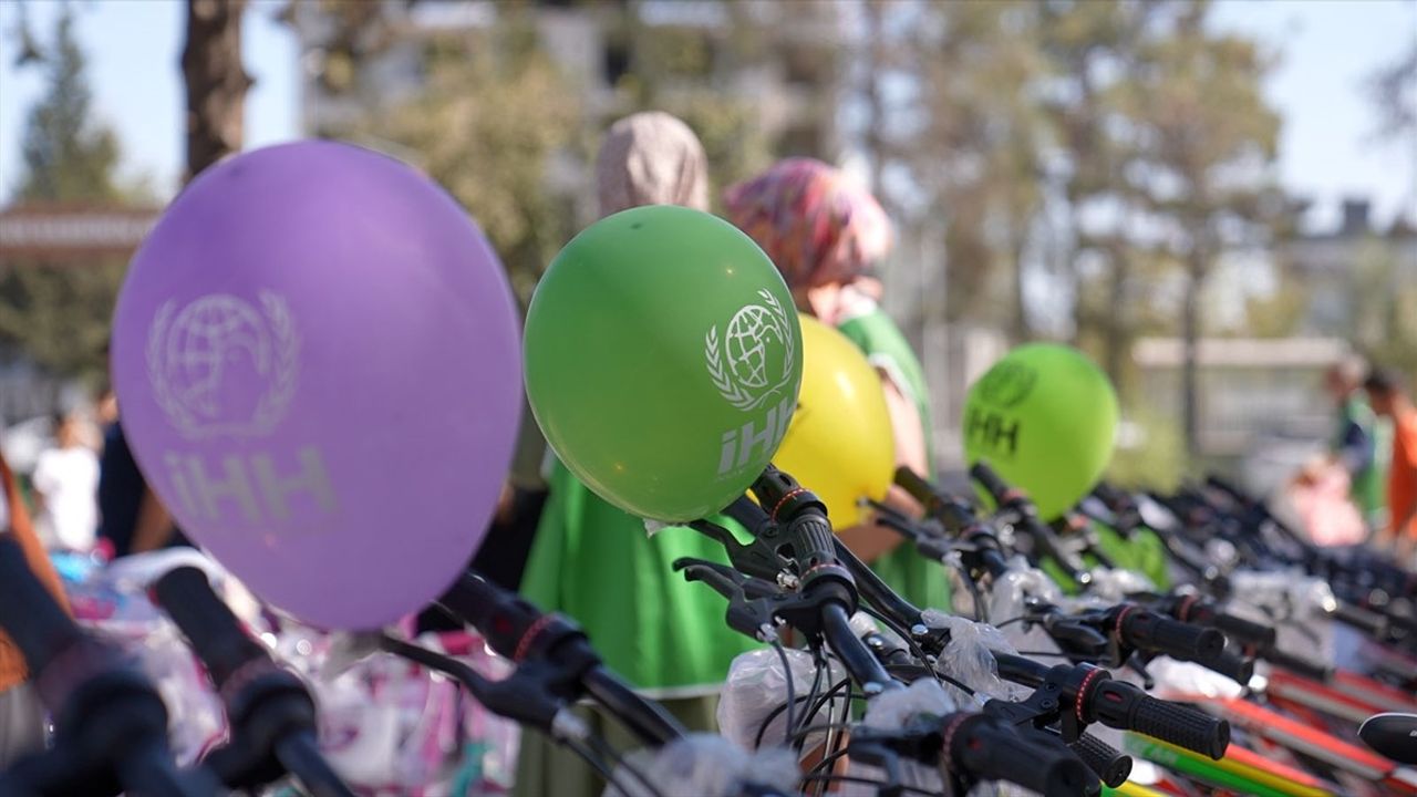 İHH, 6 Şubat 2023 depremlerinden etkilenen 1000 çocuğa bisiklet hediye etti