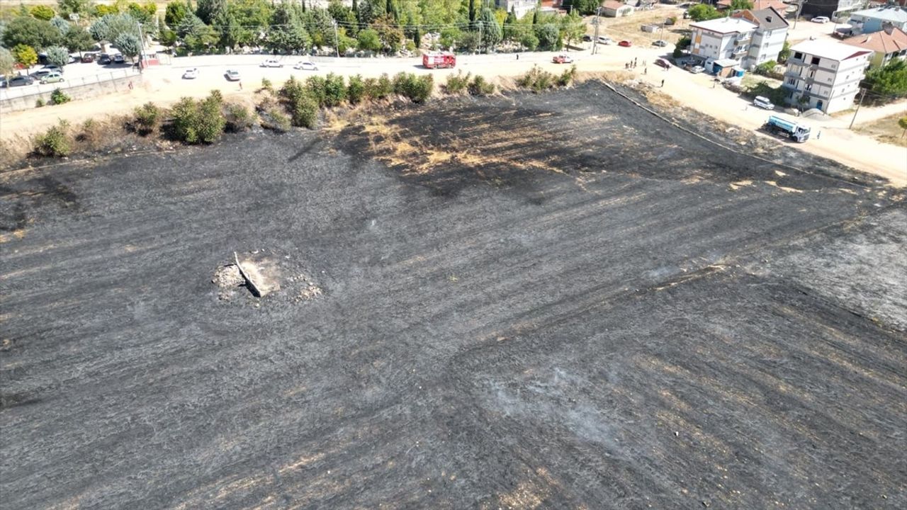 İnegöl'de evlere yakın anız yangını itfaiye ekiplerince söndürüldü