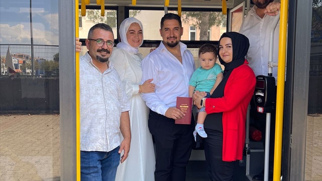 İnegöl'de Otobüs Şoförü Nikaha Geç Kalan Çifti Yetiştirip Şahitlik Yaptı