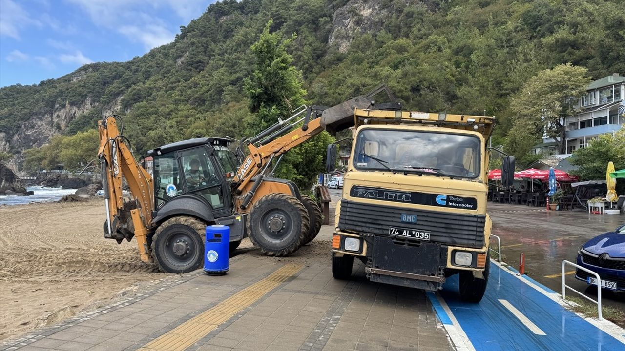 İnkumu Sahilinde Kirlilik: Bartın Irmağı'nın Denize Sürüklediği Atıklar 3 kilometrelik Sahili Etkiledi