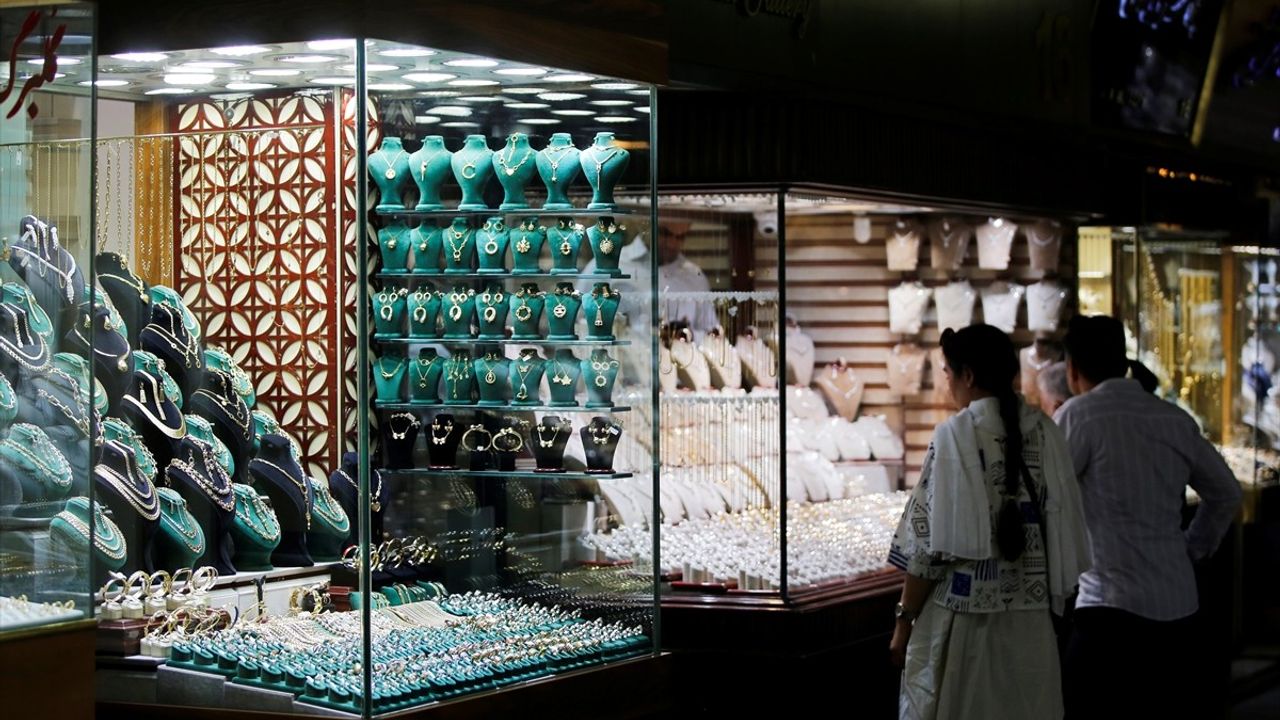 İran'da BM yaptırımları öncesi döviz ve altın kurları yeni zirvelere çıktı