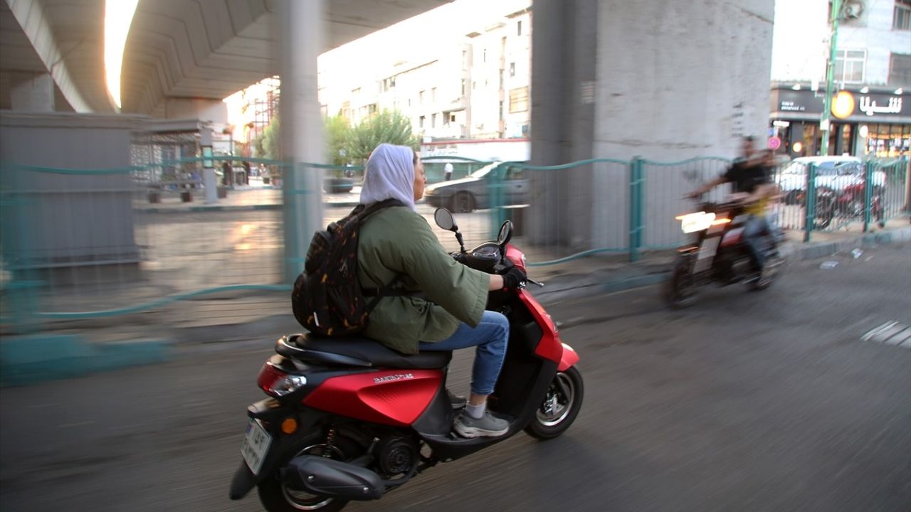 İran'da kadınların motosiklet ehliyeti talebi ve yasal belirsizlik