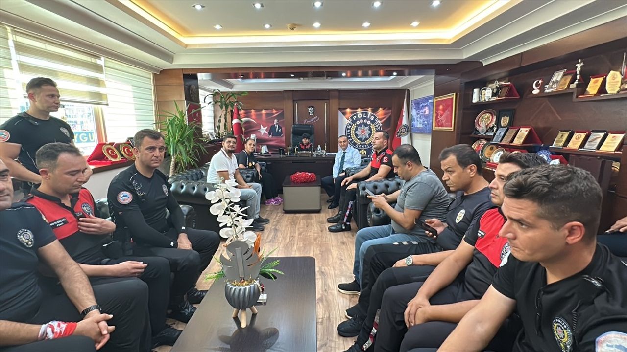 İskenderun polisinden kas hastası 9 yaşındaki Fırat Miraç Şeker'e sürpriz doğum günü