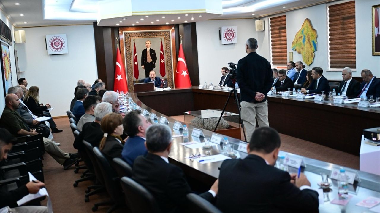 Isparta'da Bağımlılıkla Mücadele Toplantısı: Vali Erin 'Türkiye birincisi' iddialarını reddetti