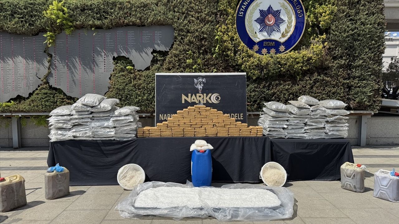 İstanbul'da 4 ilçede uyuşturucu operasyonu: 261 kg metamfetamin, 90,5 kg skunk ve 66 kg eroin ele geçirildi