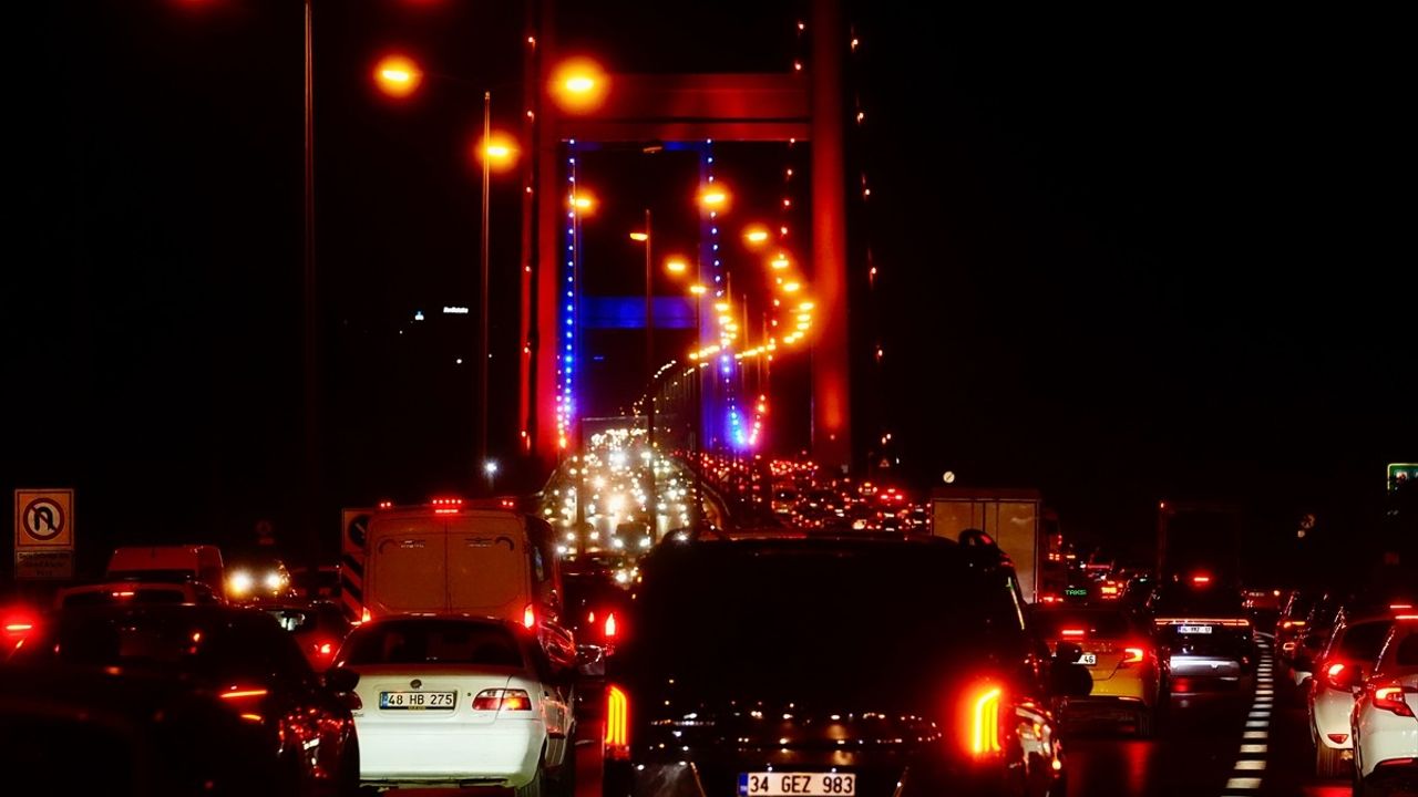 İstanbul'da akşam trafiği yüzde 80'e çıktı — Köprüler ve Avrasya Tüneli çıkışlarında yoğunluk
