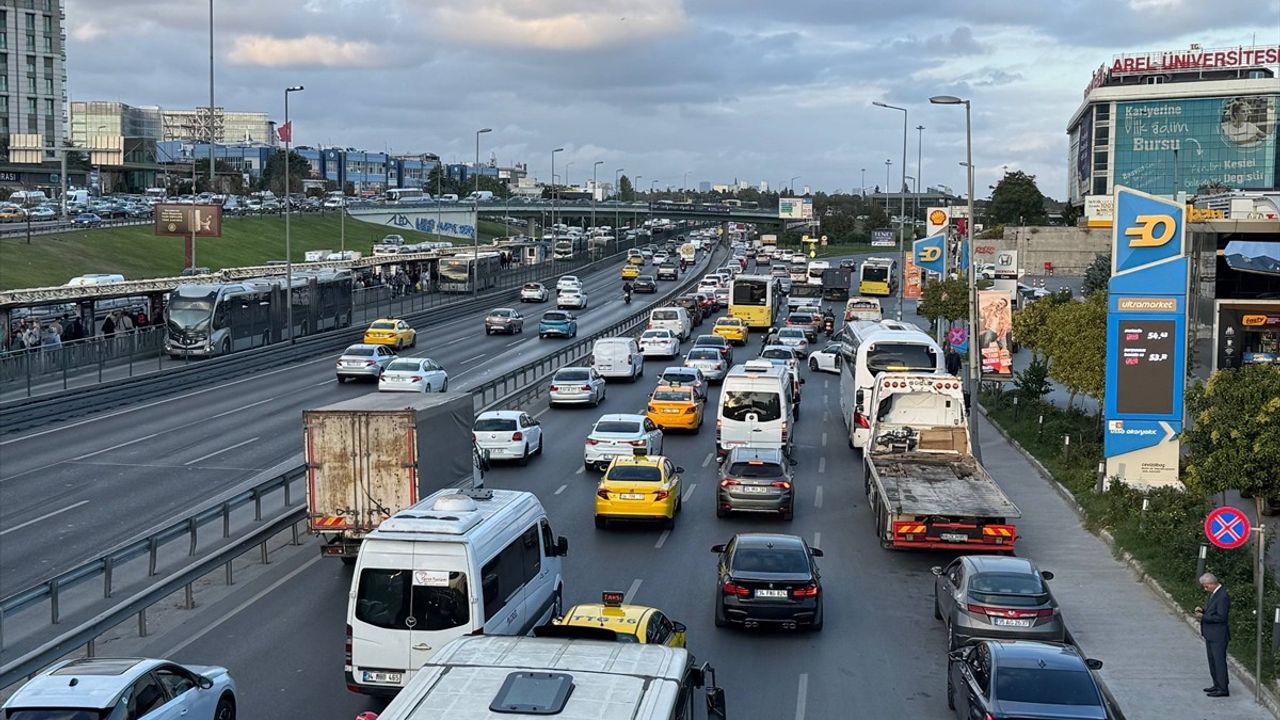 İstanbul'da mesai çıkışı trafik yüzde 74'e çıktı; köprü ve tünel bağlantılarında yoğunluk sürüyor
