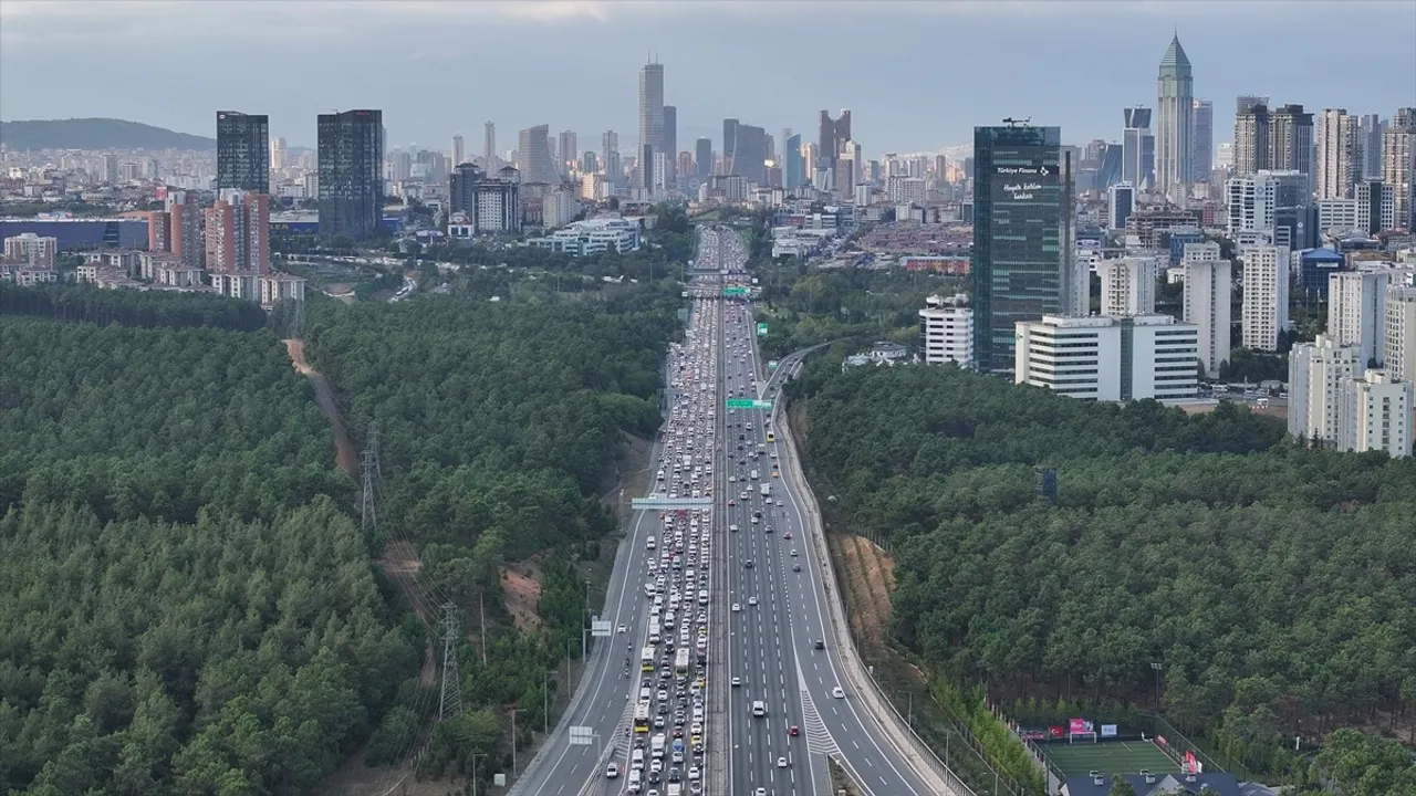 İstanbul'da Pazartesi Sabahı Trafik: D-100 ve TEM'de Yoğunluk, İBB Verilerine Göre Durum