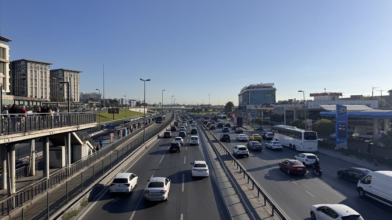 İstanbul'da sabah saatlerinde D-100 ve TEM başta olmak üzere trafik yoğunluğu devam ediyor