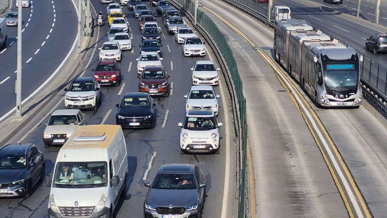 İstanbul'da Sabah Trafiği: Anadolu Yakası'nda Yoğunluk %72, Kritik Güzergahlarda Aksamalar