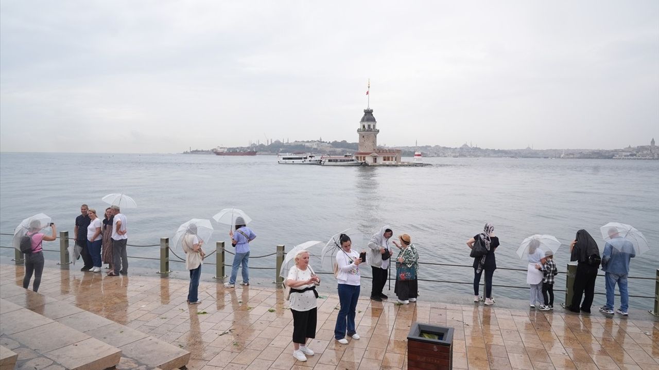 İstanbul'da Sabah Yağışı Sıcaklıklarda Düşüşe ve Trafikte Yoğunluğa Neden Oldu