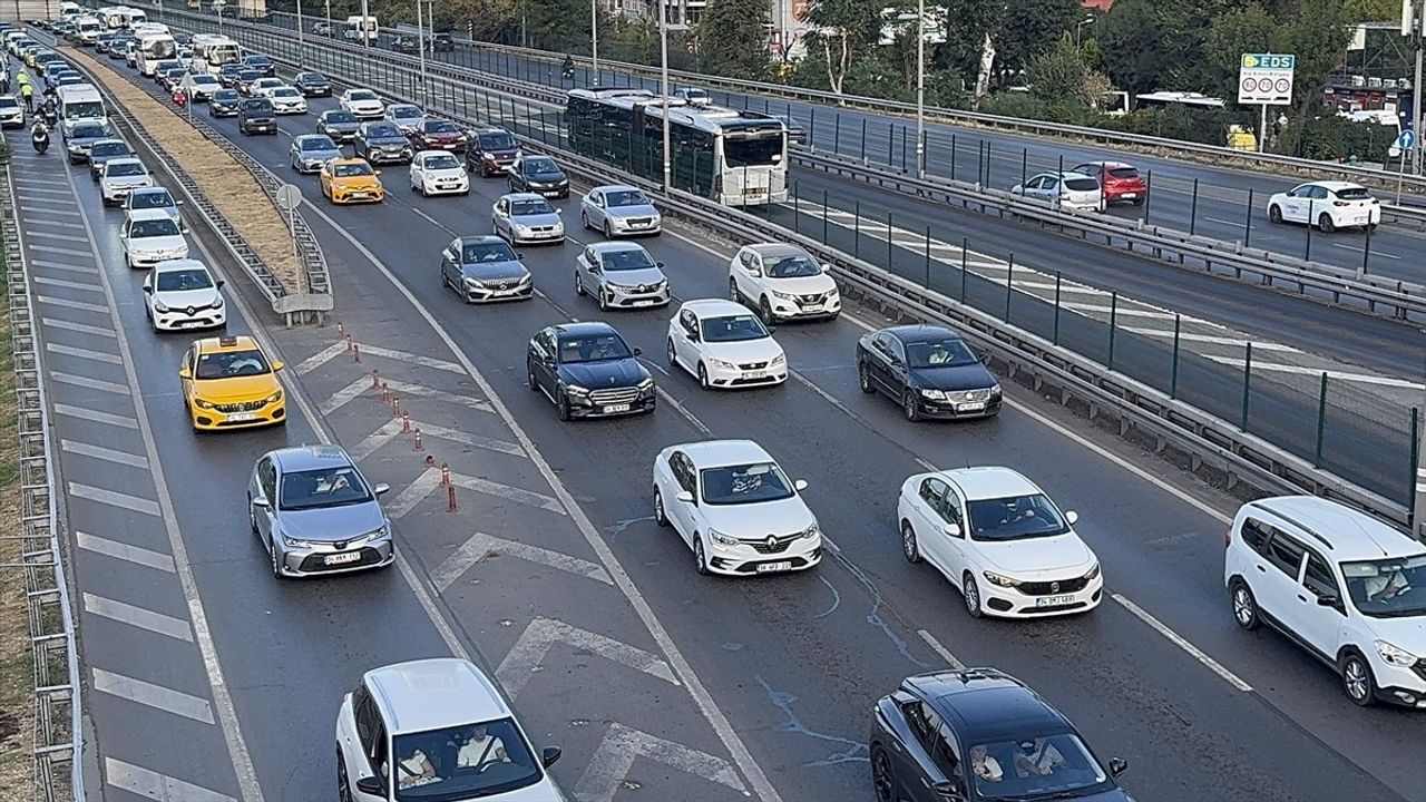 İstanbul'da uyum haftası başladı: Haftanın ilk iş gününde sabah trafik yoğunluğu