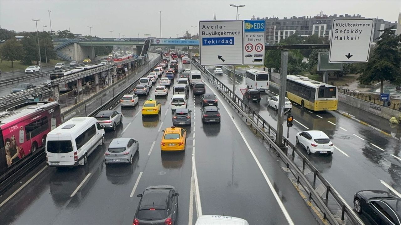 İstanbul'da Yağış ve Kazalar Trafik Yoğunluğunu Yüzde 80'e Çıkardı