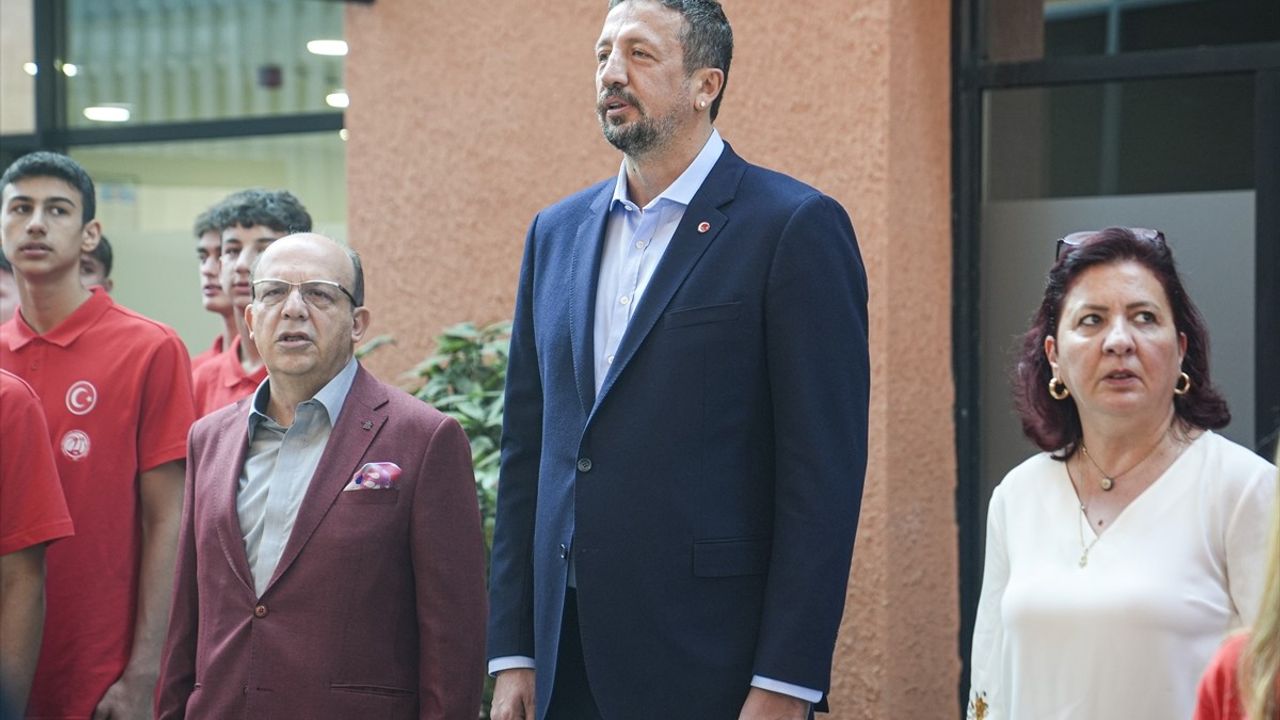 İstanbul TBF Basketbol Spor Lisesi eğitime başladı: Türkoğlu ve yönetim ilk günde öğrencilerle