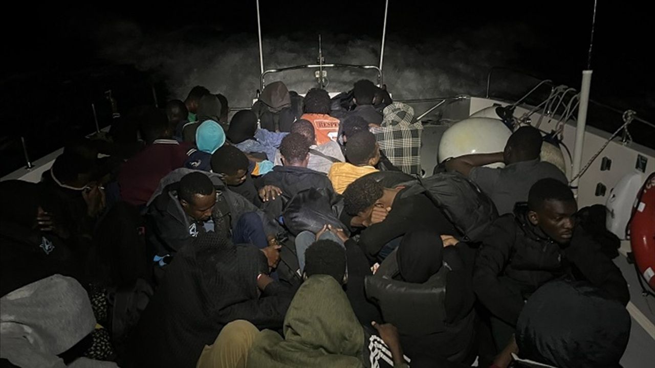 İzmir açıklarında düzensiz göçmen operasyonu: Çeşme'de 107, Seferihisar'da 30