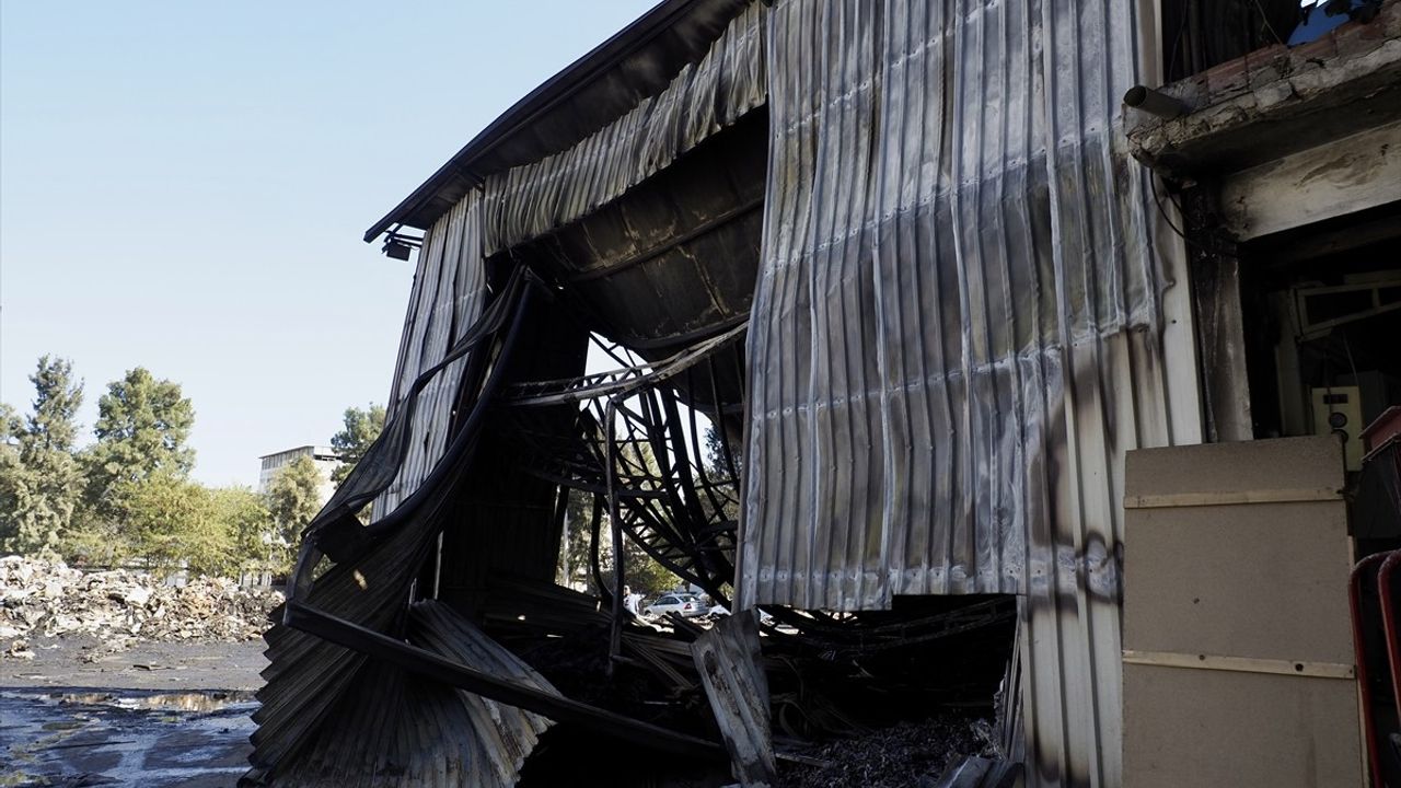 İzmir Buca'da atık alanında çıkan yangın mobilya deposunu kullanılamaz hale getirdi