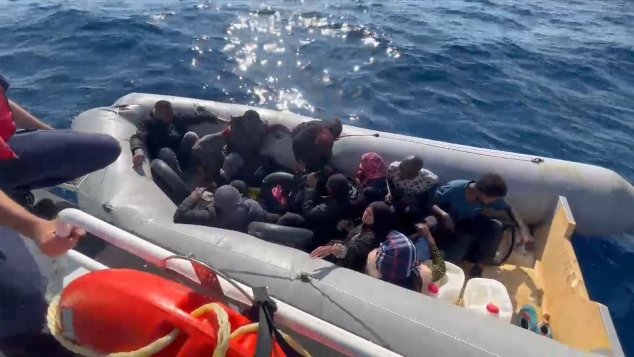 İzmir'de 82 düzensiz göçmen yakalandı, 10 kişi kurtarıldı; 2 şüpheli gözaltında