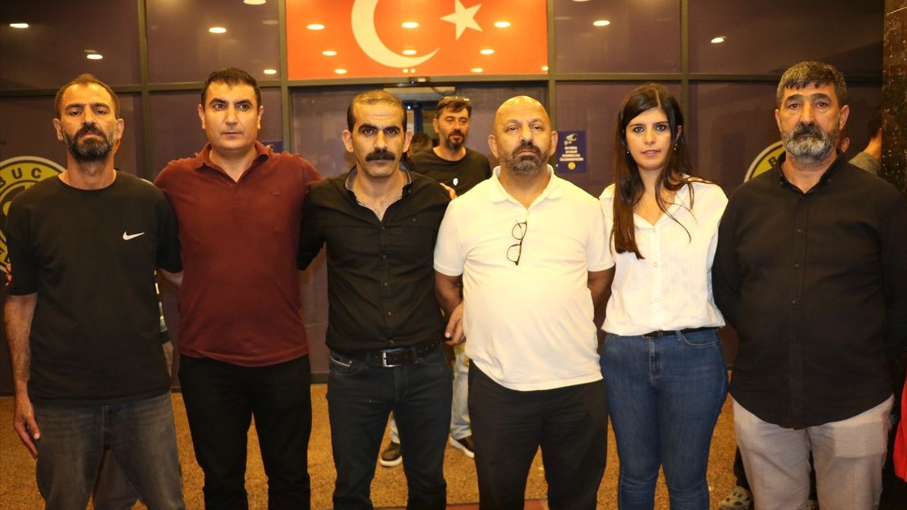 İzmir'de Buca ve Karşıyaka belediyelerinde iş bırakma eylemleri: Çalışanlar maaş ve alacaklarını bekliyor