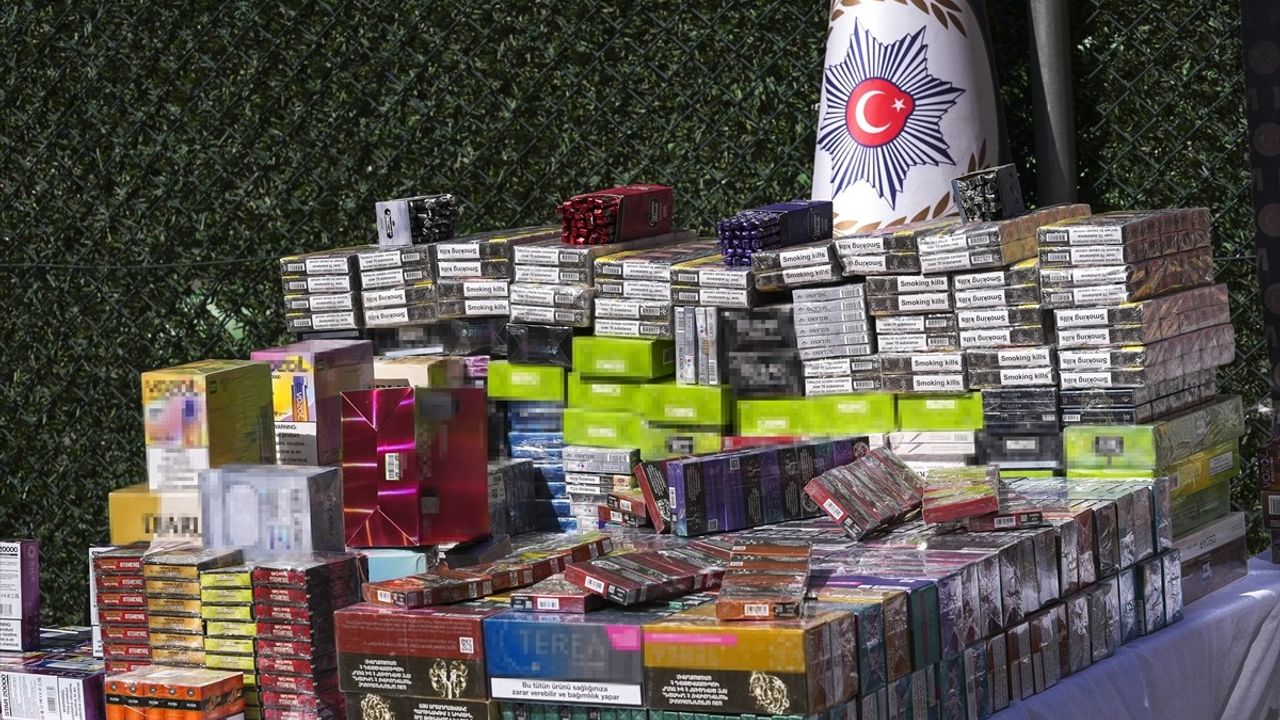İzmir'de kaçak tütün operasyonu: 70 bin 305 puro ve 21 bin 650 paket sigara ele geçirildi