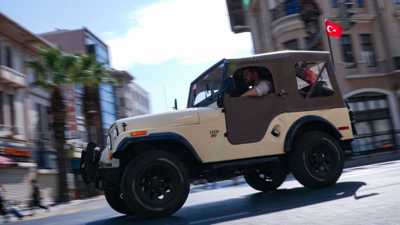 İzmir'de klasik otomobil tutkunları 'Seçkin Beyefendiler Sürüşü' ile erkek sağlığına dikkat çekti