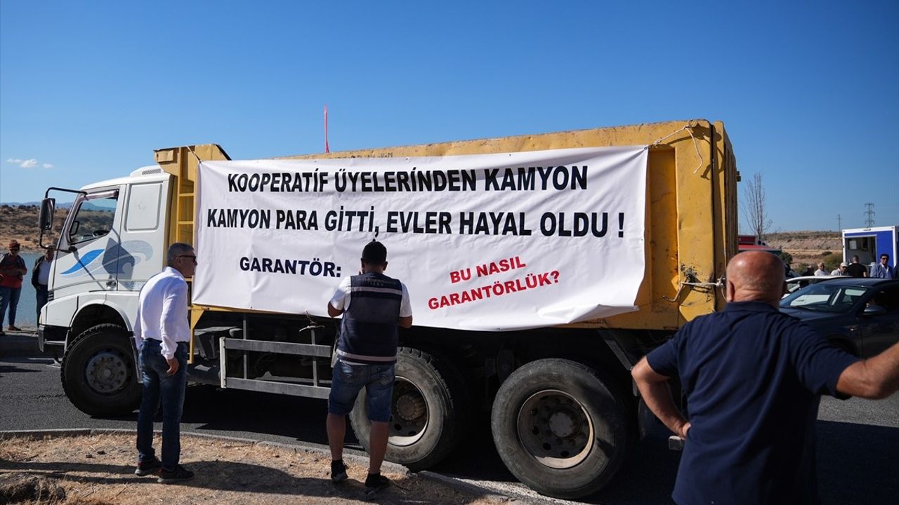 İzmir'de 'Kooperatif' Davası Başladı: 65 Sanık, 11'i Tutuklu Hakim Karşısında