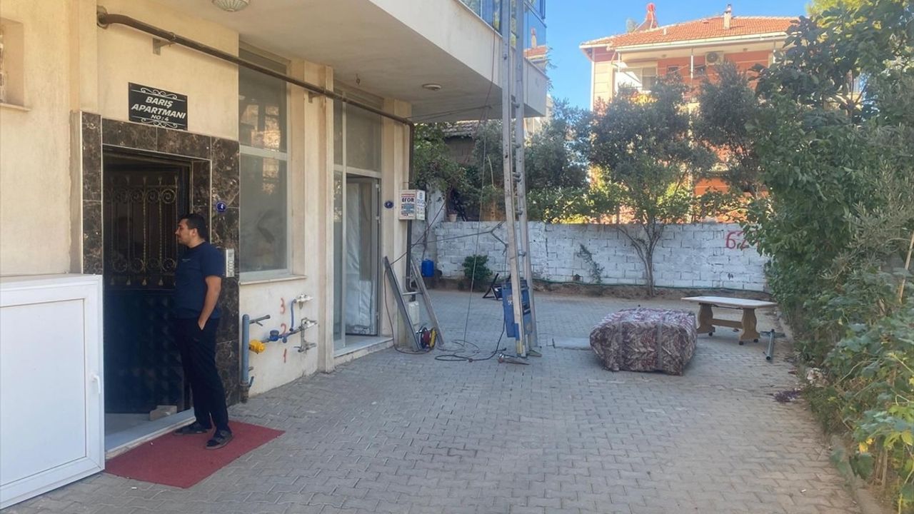 İzmir'de nakliye asansöründen düşen koltuk altında kalan 9 yaşındaki Ebrar Aktaş defnedildi