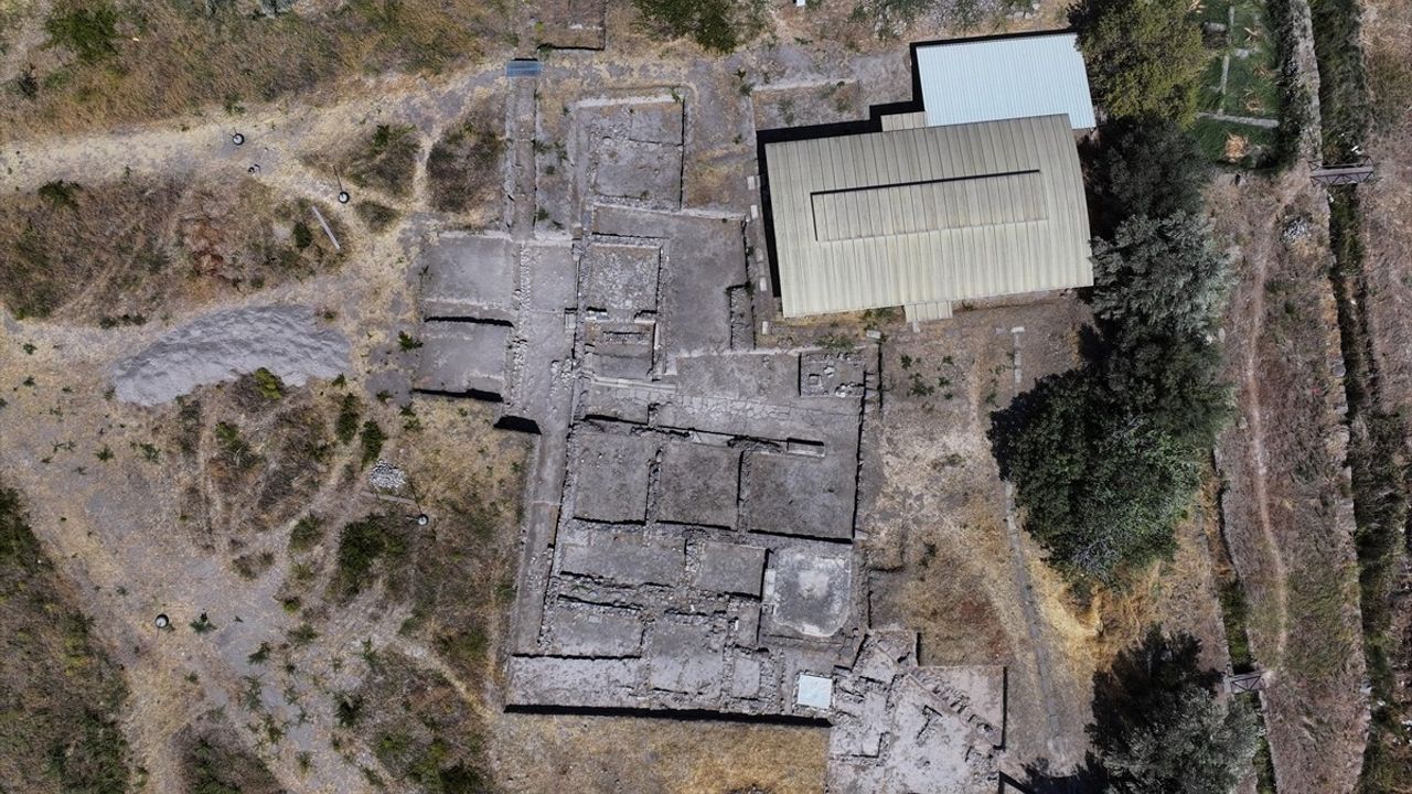 İzmir'de Smyrna Höyüğü'nde 5 bin yıllık arkeolojik kazılar sürüyor
