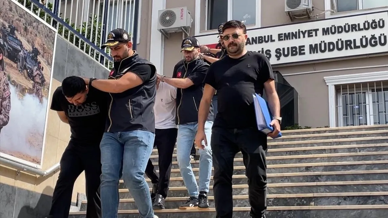 İzmir'den İstanbul'a kaçırılan kişi polis operasyonuyla kurtarıldı; 5 şüpheli yakalandı