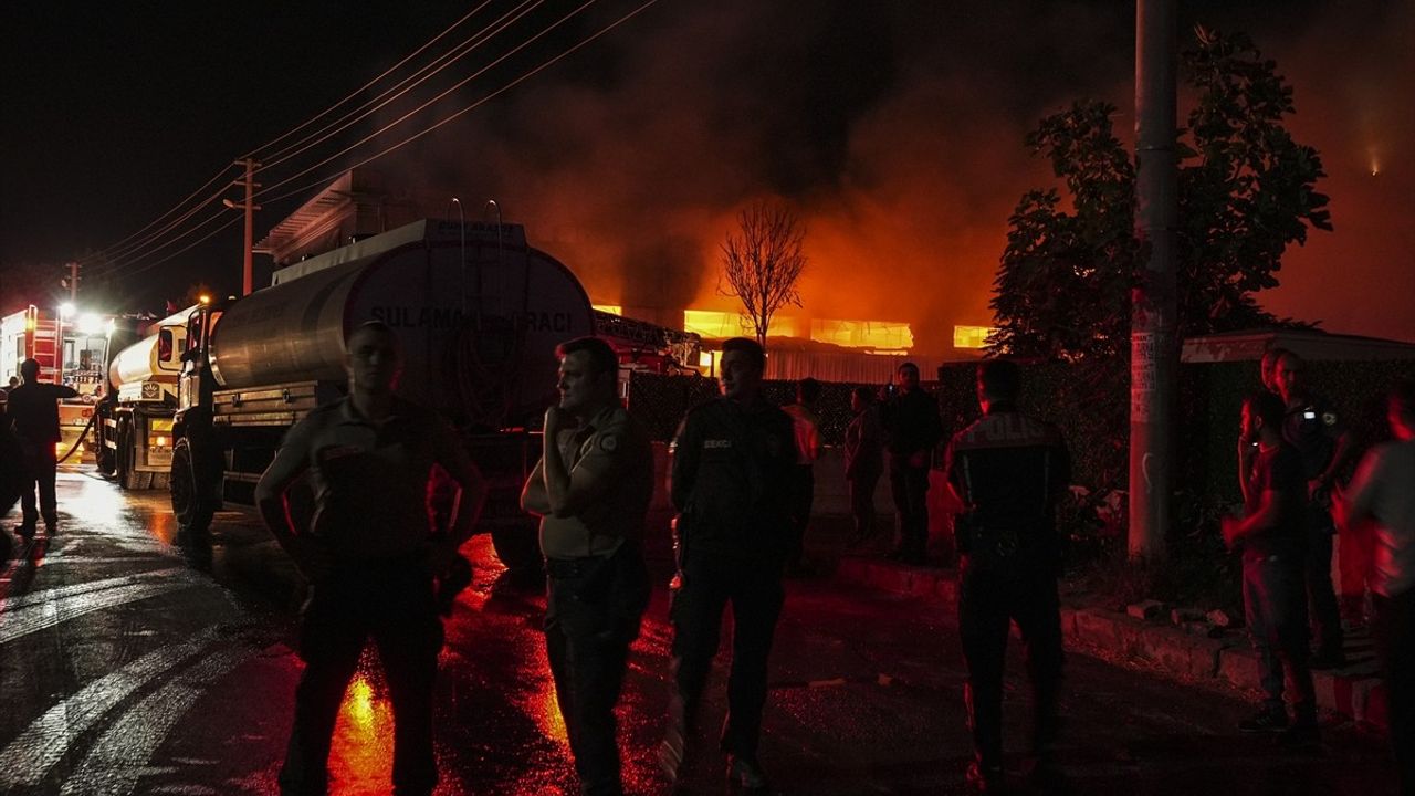 İzmir Gaziemir'de mobilya fabrikasında çıkan yangın kontrol altına alındı