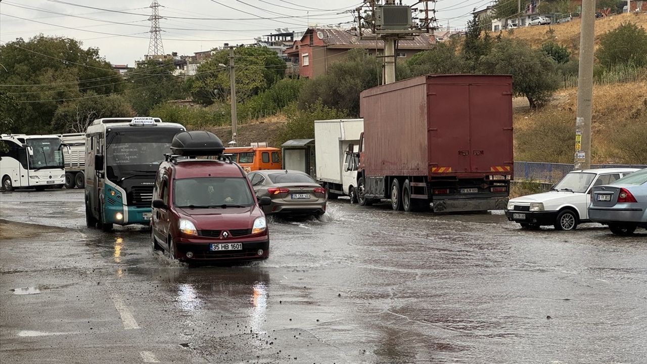 İzmir Karabağlar'da patlayan ana su borusunun onarılmaması mahalleliyi mağdur etti
