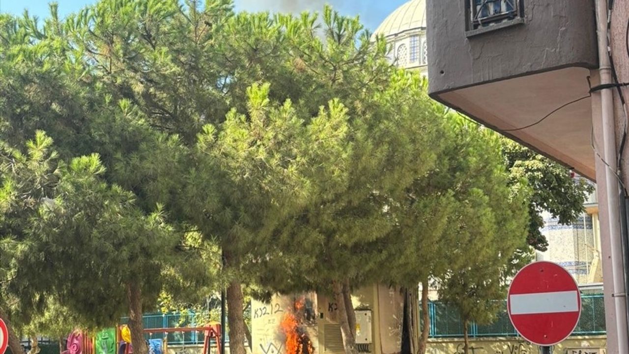 İzmir Karabağlar'da Zincirlikuyu Camisi Yanındaki Trafoda Çıkan Yangın Söndürüldü