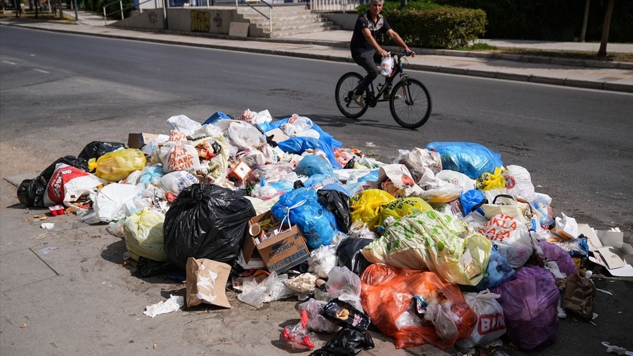 İzmir Karşıyaka'da Sokaklarda Biriken Çöplere Vatandaş Tepkisi