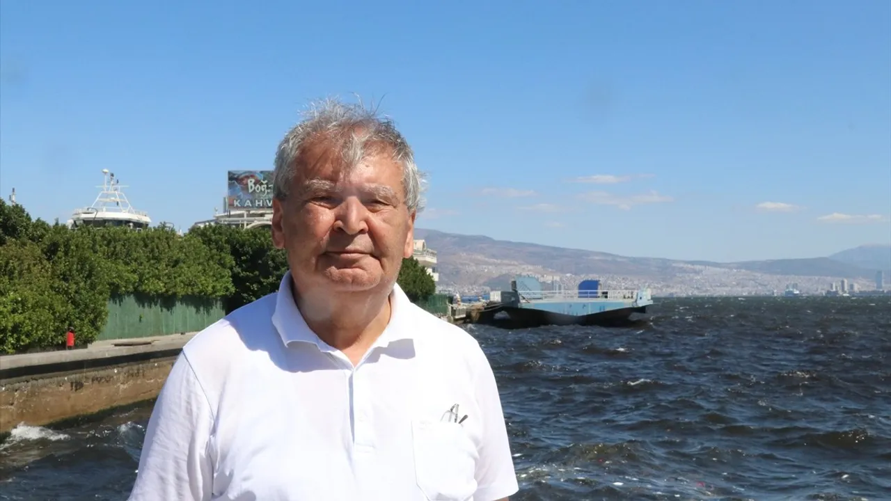 İzmir Körfezi'nde balık ölümleri ve kötü koku Üçkuyular İskelesi yakınlarında sürüyor