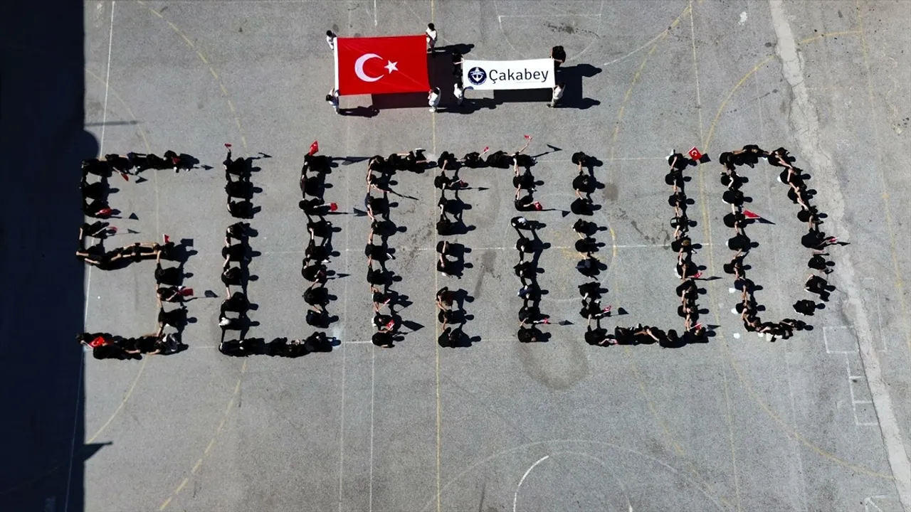 İzmirli ortaokul öğrencileri 'Küresel Sumud Filosu'na destek için 'Sumud' koreografisi oluşturdu