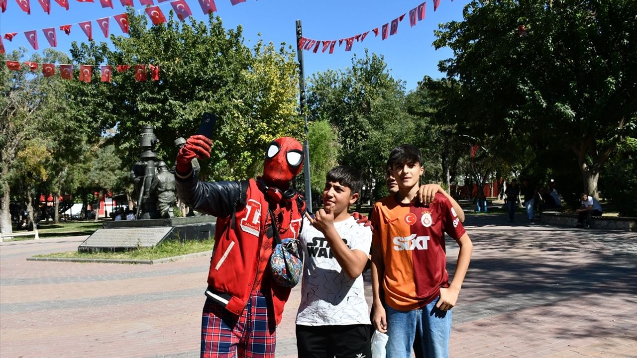 İzmirli 'Örümcek Adam' Ayaz Salih Koç, Batman'da 68. ili ziyaret etti