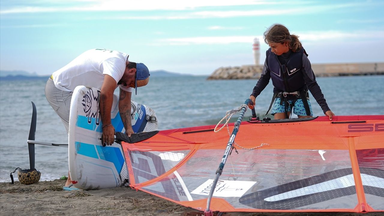 İzmirli rüzgar sörfücüsü Poyraz Yetimler, Avrupa üçüncüsü ve dünya ikincisi oldu