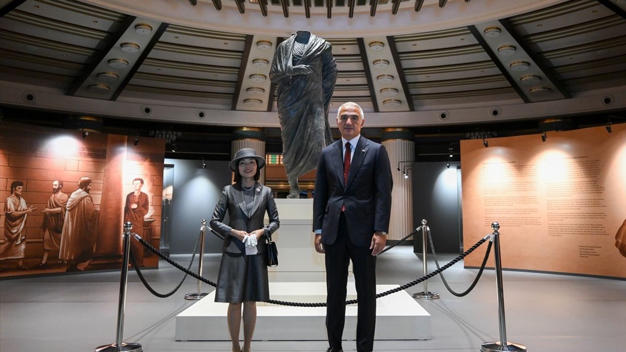 Japonya Altes Prensesi Akiko Mikasa, 'Arkeolojinin Altın Çağı' Sergisini Cumhurbaşkanlığı Millet Kütüphanesi'nde Gezdi