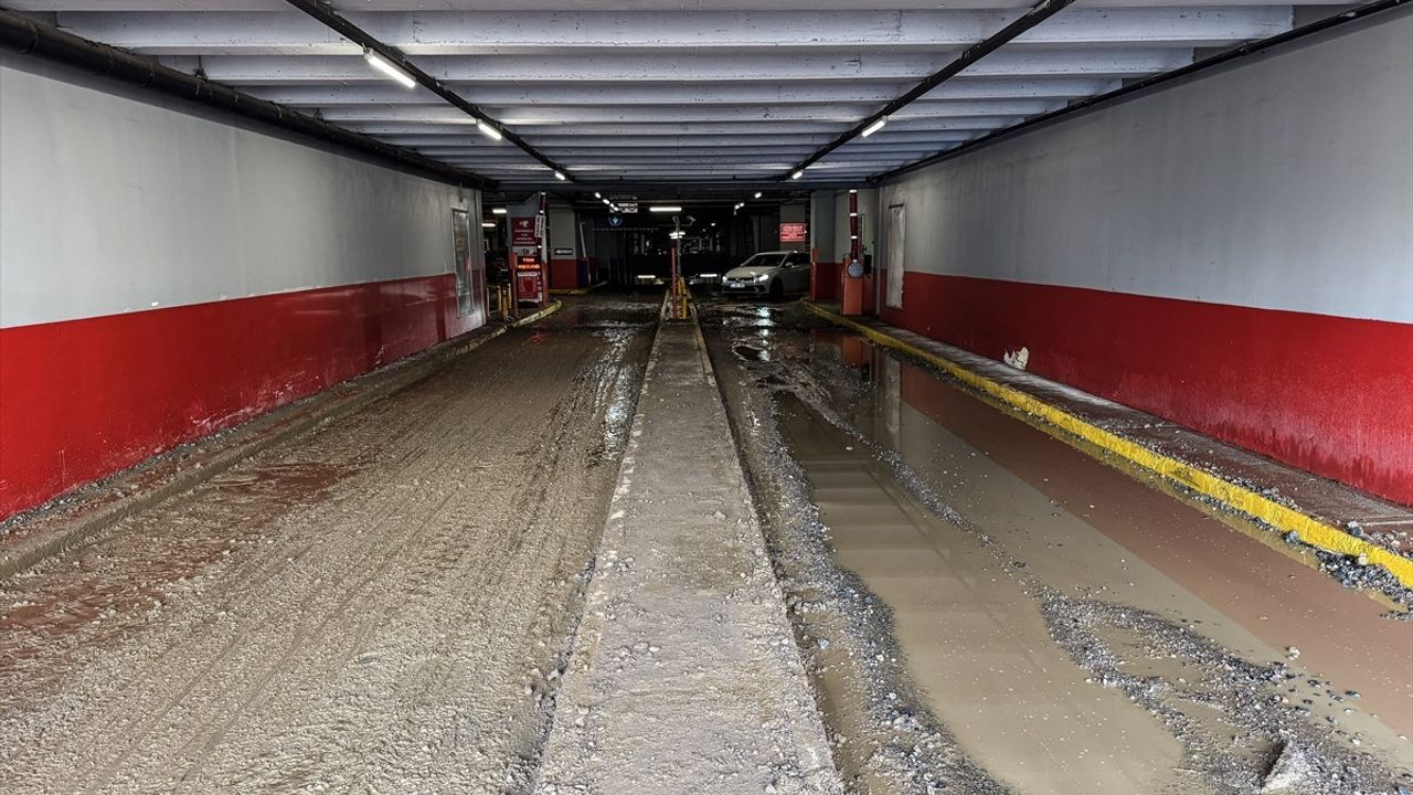 Kadıköy'de İSKİ Şantiyesinde Boru Patladı, Alışveriş Merkezi Otoparkı Su Baskınına Uğradı