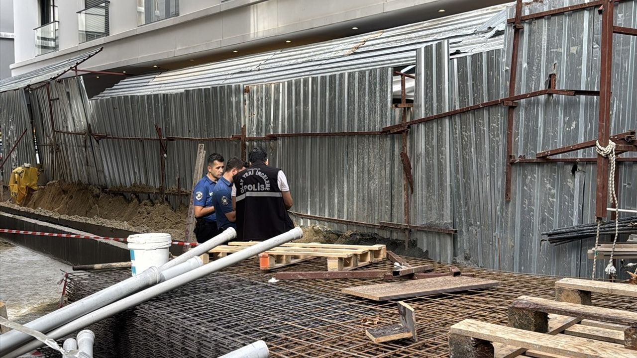 Kadıköy'de şantiyede kayan istinat duvarı altında 2 işçi yaralandı