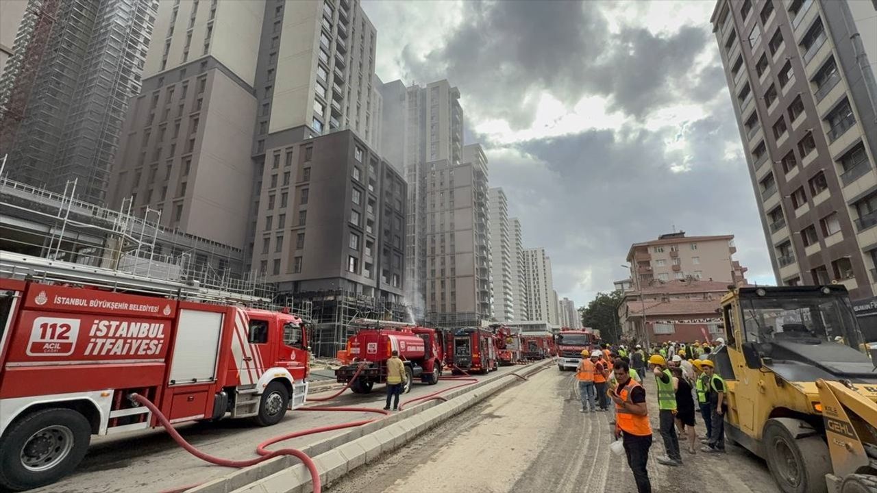 Kadıköy Fikirtepe'de inşaat halindeki 12 katlı binada çıkan yangın kontrol altına alındı
