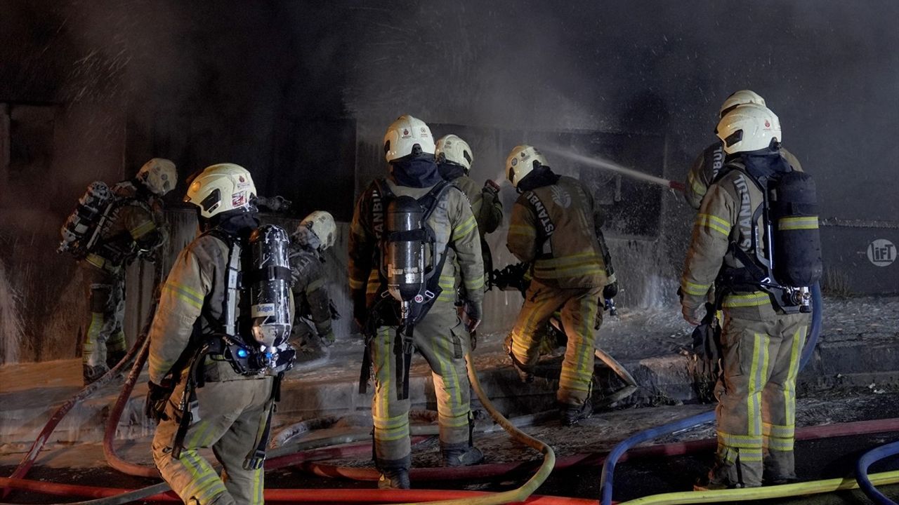 Kağıthane'de 5 katlı iş yerinin giriş katındaki yangın söndürüldü