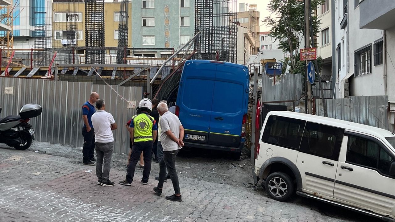 Kağıthane'de freni boşalan panelvan inşaat alanına girdi