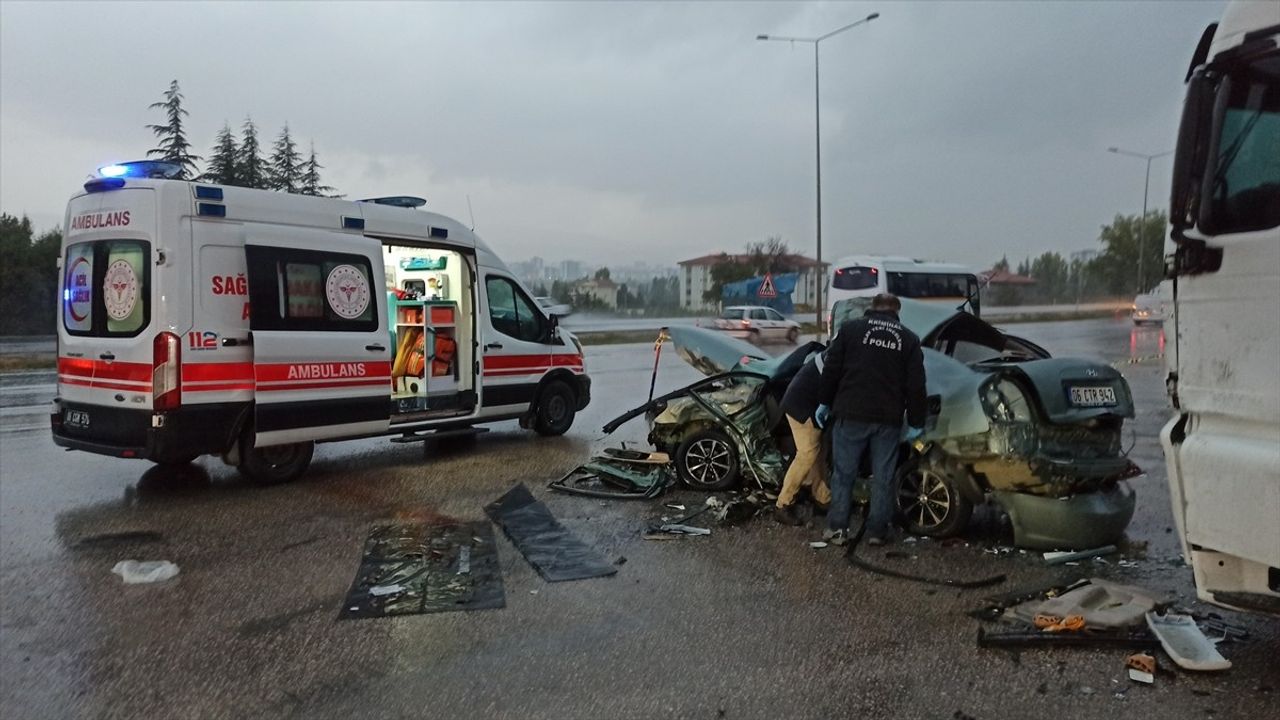 Kahramankazan'da park halindeki tıra çarpan otomobilde 3 kişi hayatını kaybetti, 2 kişi yaralandı